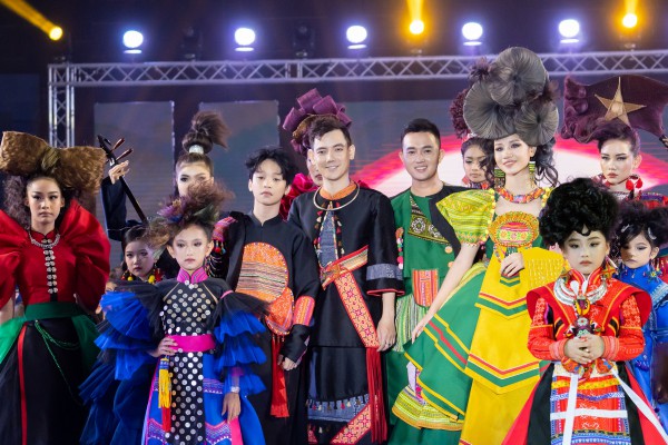 Trang phục dân tộc Việt tỏa sáng tại Tuần lễ thời trang trẻ em quốc tế ở Bangkok