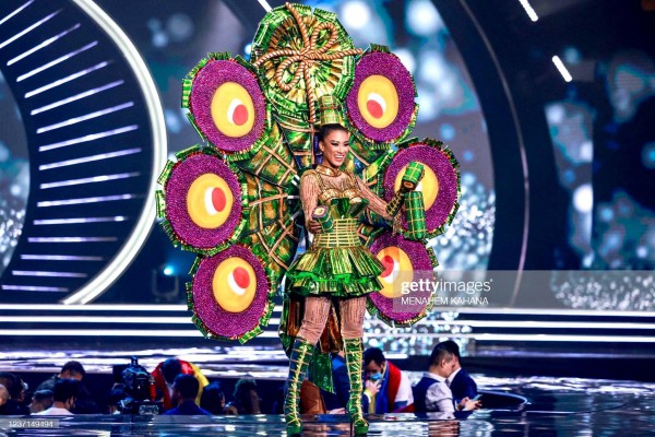Trang phục dân tộc "Ai tét hông" của Kim Duyên được đánh giá đẹp nhất Miss Universe 2021