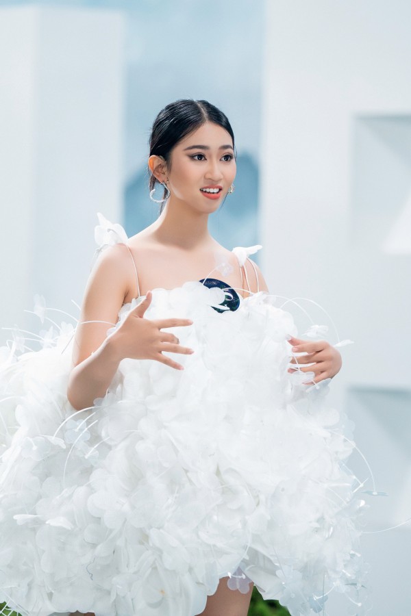 Trang phục tái chế độc đáo của thí sinh Miss Earth Việt Nam 2023