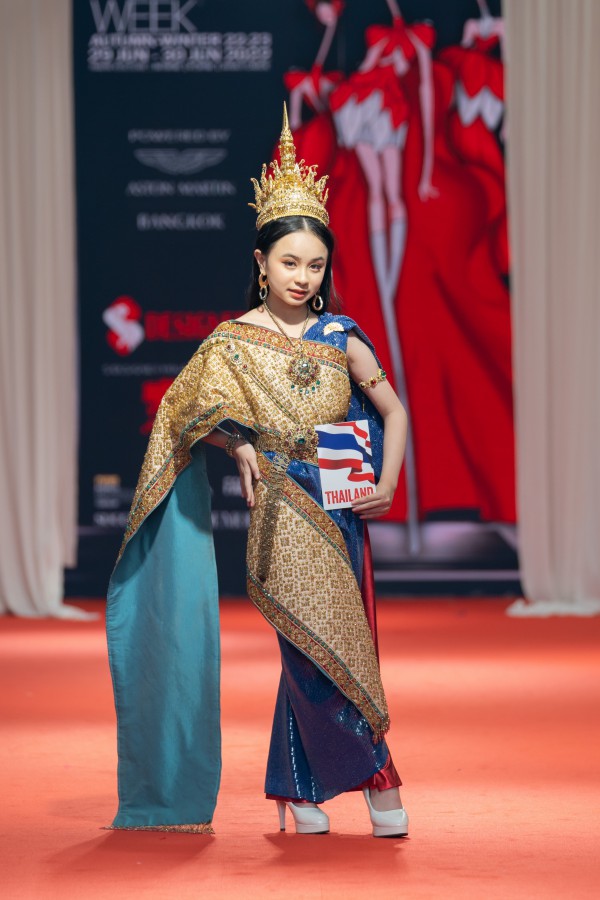 Tuần lễ Thời trang Thái Lan mở màn với BST "Thanh âm Việt và sắc màu 5 châu"