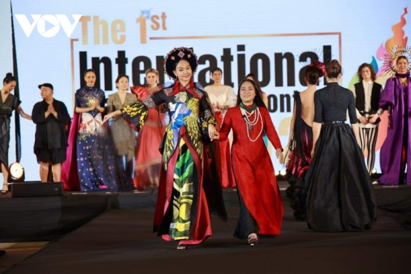 Việt Nam đạt giải cao nhất tại Tuần lễ thời trang quốc tế tơ lụa Thái Lan