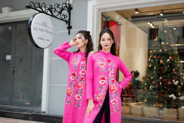 Á hậu Thụy Vân và BTV Thu Hương đọ sắc trong tà áo dài của NTK Vũ Thu Trang