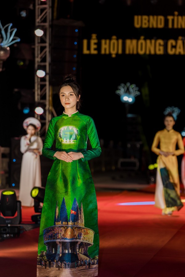 Áo dài Việt Nam lộng lẫy trong Lễ hội Móng Cái chào Hè 2022