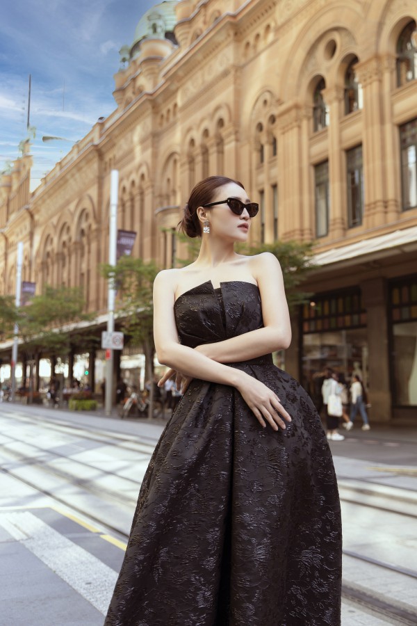 Diễn viên Diễm My, Lan Ngọc diện tông xuyệt tông đen gây chú ý trên đường phố Sydney