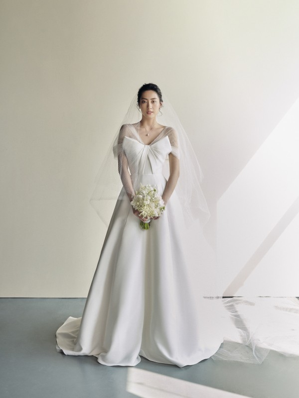 Hoa hậu Lương Thùy Linh làm cô dâu đẹp thanh khiết trong bộ ảnh mới