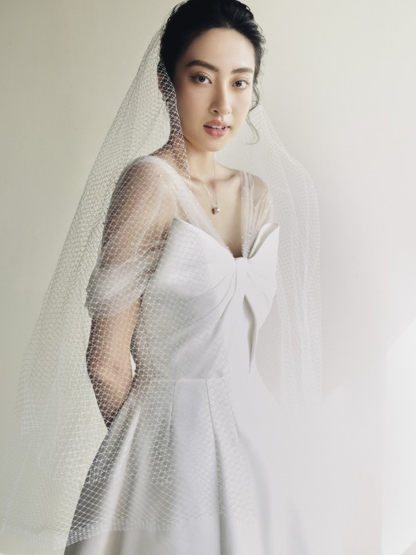 Hoa hậu Lương Thùy Linh làm cô dâu đẹp thanh khiết trong bộ ảnh mới