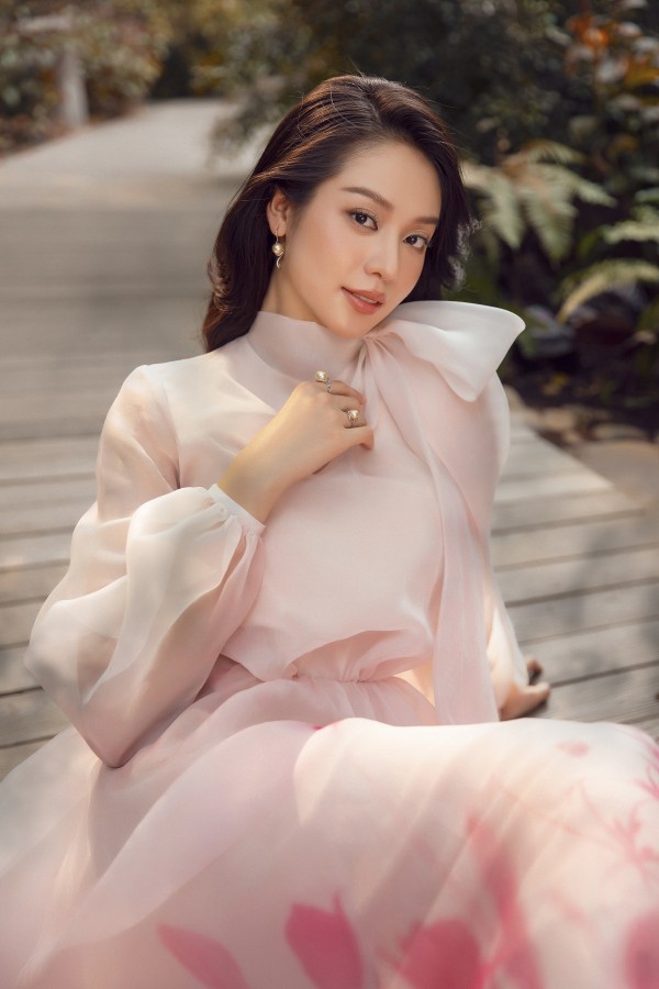 Hoa hậu Thanh Thủy đẹp gợi cảm trong bộ ảnh mới