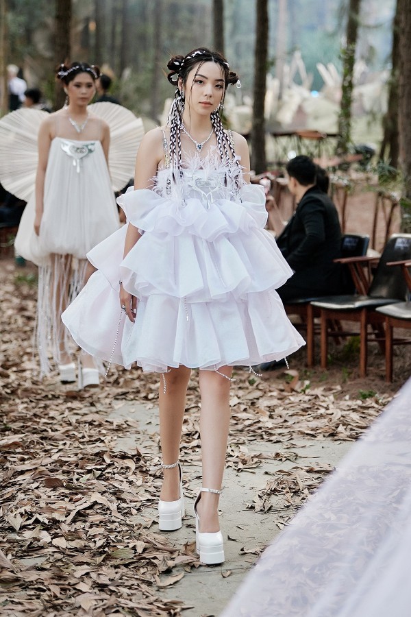 Hoa hậu siêu quốc gia 2013 mặc váy 20kg, catwalk giữa rừng thông