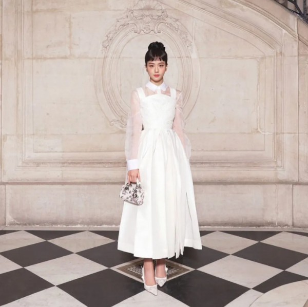 Jisoo Blackpink – Biểu tượng thời trang mặc gì hot nấy