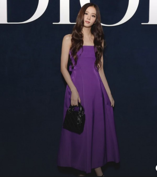 Jisoo Blackpink – Biểu tượng thời trang mặc gì hot nấy