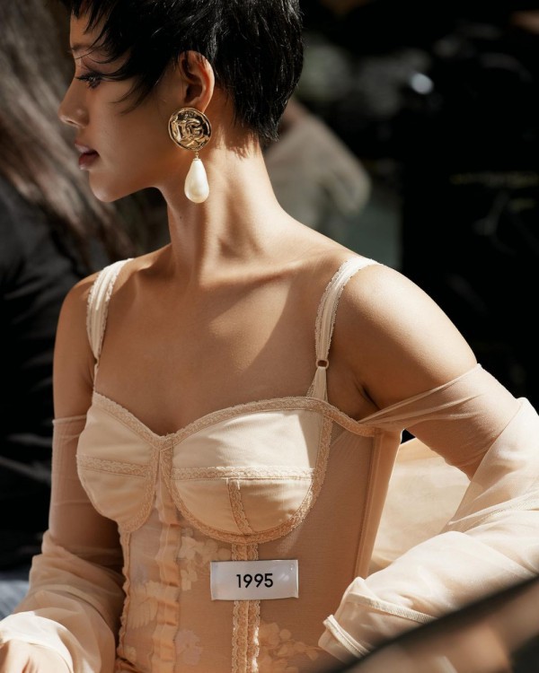 Khánh Linh diện trang phục Kim Kardashian thiết kế tại Milan Fashion Week Khánh Linh diện trang phục Kim Kardashian thiết kế tại Milan Fashion Week