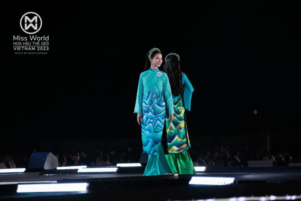 Mãn nhãn BST “Sóng” của NTK Việt Hùng trong đêm CK Miss World Vietnam 2023 Mãn nhãn BST “Sóng” của NTK Việt Hùng trong đêm CK Miss World Vietnam 2023