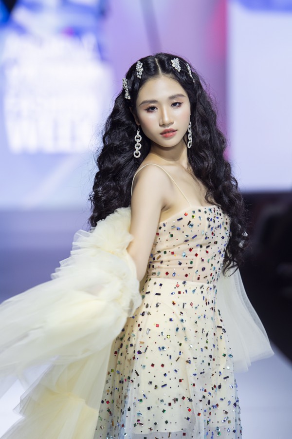 Mẫu nhí Đặng Minh Anh hóa thân thành công chúa trên sàn diễn thời trang Mẫu nhí Đặng Minh Anh hóa thân thành công chúa trên sàn diễn thời trang