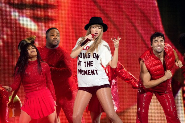 Ngắm những trang phục lộng lẫy của Taylor Swift tại “The Eras Tour”