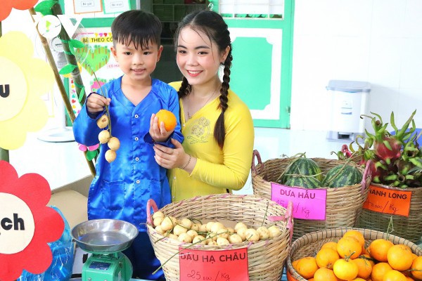 Trẻ em Cần Thơ tái hiện trang phục chợ quê xưa và tìm hiểu văn hóa sông nước