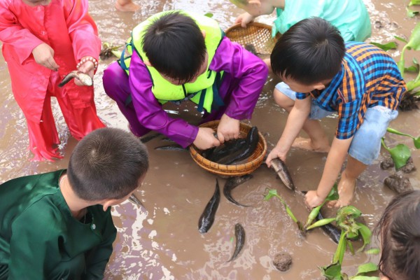 Trẻ em Cần Thơ tái hiện trang phục chợ quê xưa và tìm hiểu văn hóa sông nước