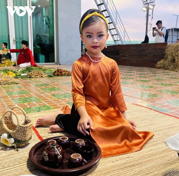 Trẻ em Cần Thơ tái hiện trang phục chợ quê xưa và tìm hiểu văn hóa sông nước