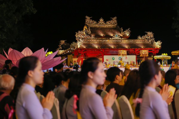 10.000 hoa đăng thắp sáng sông Hương