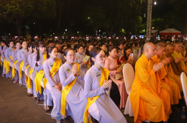 10.000 hoa đăng thắp sáng sông Hương