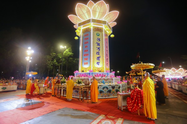 10.000 hoa đăng thắp sáng sông Hương