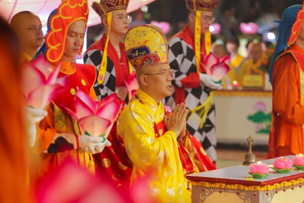 10.000 hoa đăng thắp sáng sông Hương