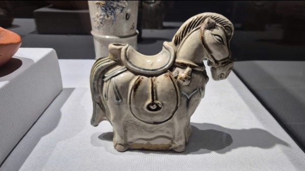 2 bảo vật quốc gia được trưng bày tại triển lãm 'Ngựa trong nghệ thuật tạo hình'