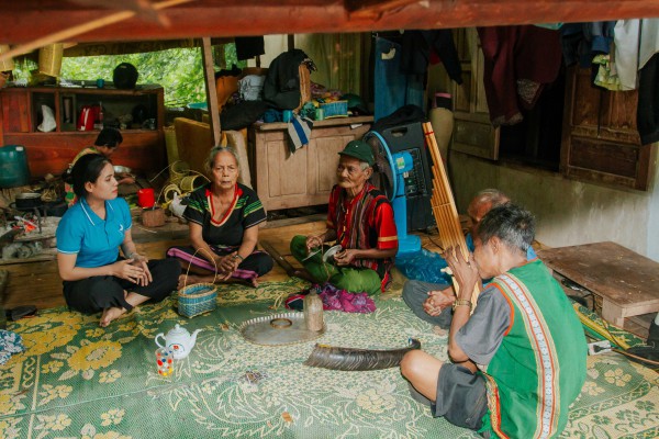 2 nghệ sĩ núi rừng ‘bắt’ phế liệu chiến tranh 'cất tiếng'