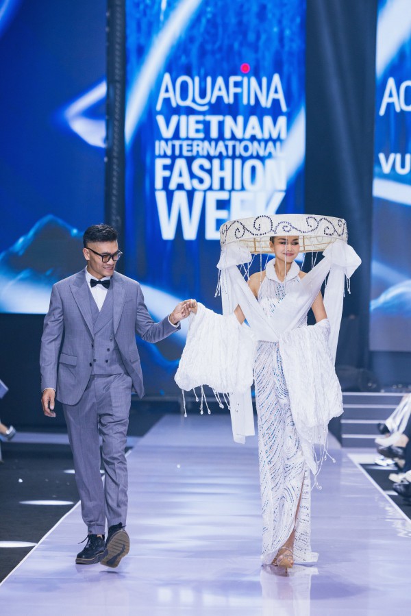 3 nhà thiết kế trẻ khuấy động sàn diễn khai mạc Vietnam International Fashion Week