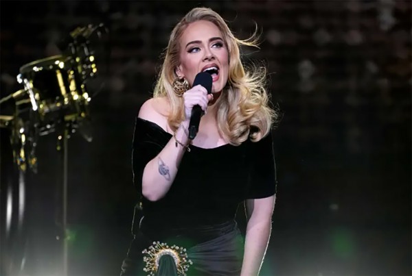 Adele mắng khán giả vì đưa ra bình luận chống cộng đồng LGBTQ+