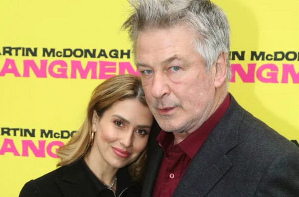 Alec Baldwin cám ơn vợ khi cáo buộc tội ngộ sát sau vụ nổ súng được bãi bỏ