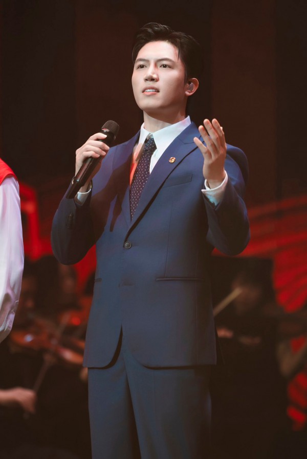 Anh Tú thông báo việc sử dụng bài hát 'Thưa Đảng' đang gây chú ý