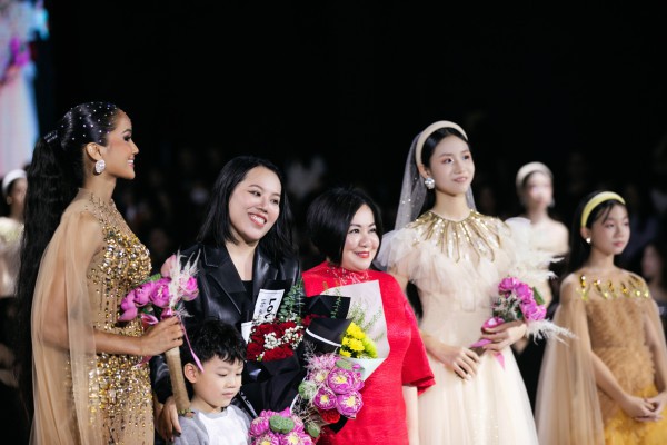 BTV Hoài Anh của VTV, diễn viên Lan Phương diễn thời trang cùng Hoa hậu H