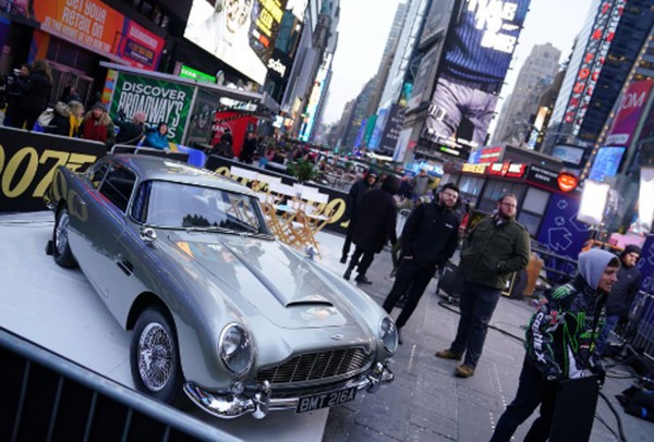 Bán đấu giá xe Aston Martin, trang phục của Daniel Craig trong phim ‘James Bond’