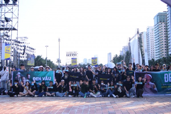 Biển người bùng cháy đêm giao thừa,, xúc động gặp Đen Vâu Biển người bùng cháy đêm giao thừa,, xúc động gặp Đen Vâu