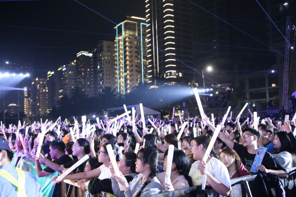 Biển người bùng cháy đêm giao thừa,, xúc động gặp Đen Vâu Biển người bùng cháy đêm giao thừa,, xúc động gặp Đen Vâu