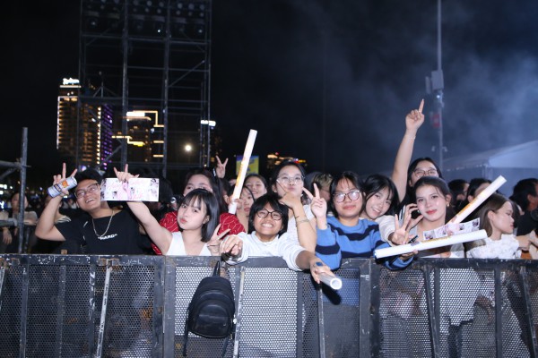 Biển người bùng cháy đêm giao thừa,, xúc động gặp Đen Vâu Biển người bùng cháy đêm giao thừa,, xúc động gặp Đen Vâu