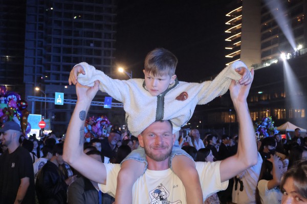 Biển người bùng cháy đêm giao thừa,, xúc động gặp Đen Vâu Biển người bùng cháy đêm giao thừa,, xúc động gặp Đen Vâu