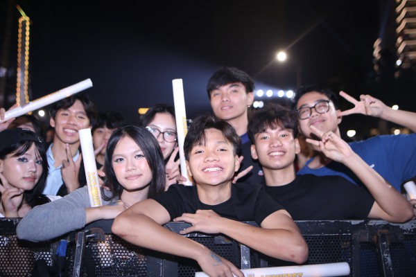 Biển người bùng cháy đêm giao thừa,, xúc động gặp Đen Vâu Biển người bùng cháy đêm giao thừa,, xúc động gặp Đen Vâu