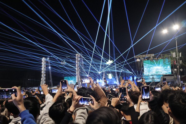 Biển người bùng cháy đêm giao thừa,, xúc động gặp Đen Vâu Biển người bùng cháy đêm giao thừa,, xúc động gặp Đen Vâu