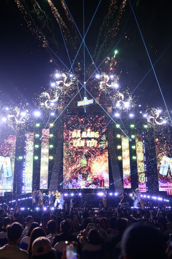 Biển người bùng cháy đêm giao thừa,, xúc động gặp Đen Vâu Biển người bùng cháy đêm giao thừa,, xúc động gặp Đen Vâu