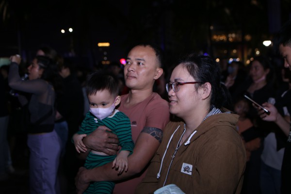 Biển người bùng cháy đêm giao thừa,, xúc động gặp Đen Vâu Biển người bùng cháy đêm giao thừa,, xúc động gặp Đen Vâu