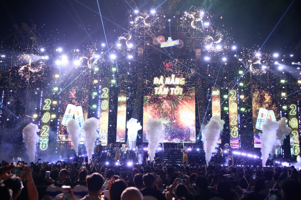 Biển người bùng cháy đêm giao thừa,, xúc động gặp Đen Vâu Biển người bùng cháy đêm giao thừa,, xúc động gặp Đen Vâu