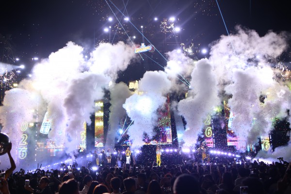 Biển người bùng cháy đêm giao thừa,, xúc động gặp Đen Vâu Biển người bùng cháy đêm giao thừa,, xúc động gặp Đen Vâu