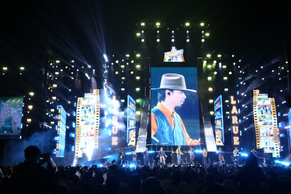 Biển người bùng cháy đêm giao thừa,, xúc động gặp Đen Vâu Biển người bùng cháy đêm giao thừa,, xúc động gặp Đen Vâu