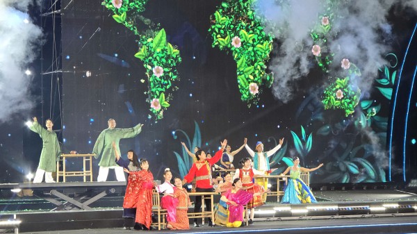 Biểu diễn nghệ thuật tại Lễ hội trà quốc tế thu hút hơn 15.000 người Biểu diễn nghệ thuật tại Lễ hội trà quốc tế thu hút hơn 15.000 người