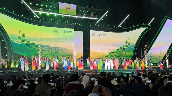 Biểu diễn nghệ thuật tại Lễ hội trà quốc tế thu hút hơn 15.000 người Biểu diễn nghệ thuật tại Lễ hội trà quốc tế thu hút hơn 15.000 người