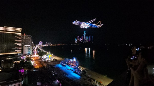Bức tranh trên bầu trời đêm Nha Trang được vẽ bằng 1.653 chiếc Drone Light