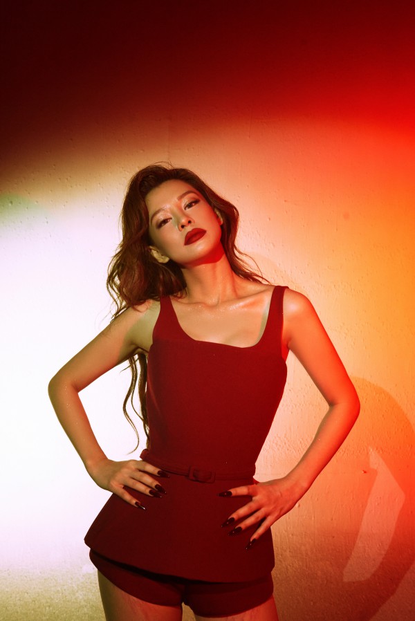 Bùi Lan Hương làm mới 'nhan sắc' của đạo diễn Nguyễn Quang Dũng