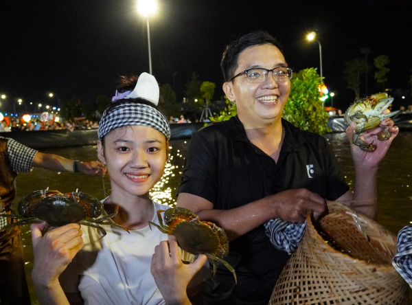 Cà Mau: Độc đáo cuộc thi mò cua giữa quảng trường