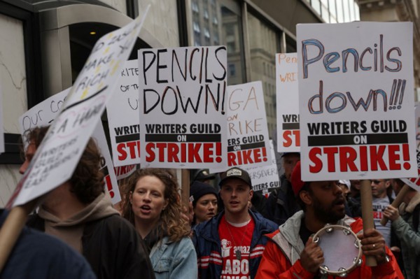 Các nhà biên kịch Mỹ đình công khiến Hollywood rúng động